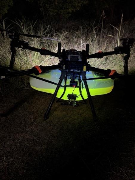Drone XAG με ειδικό σκεύασμα στη δεξαμενή υπό ειδικό φωτισμό